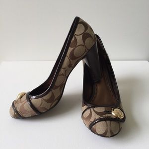 Coach Pumps